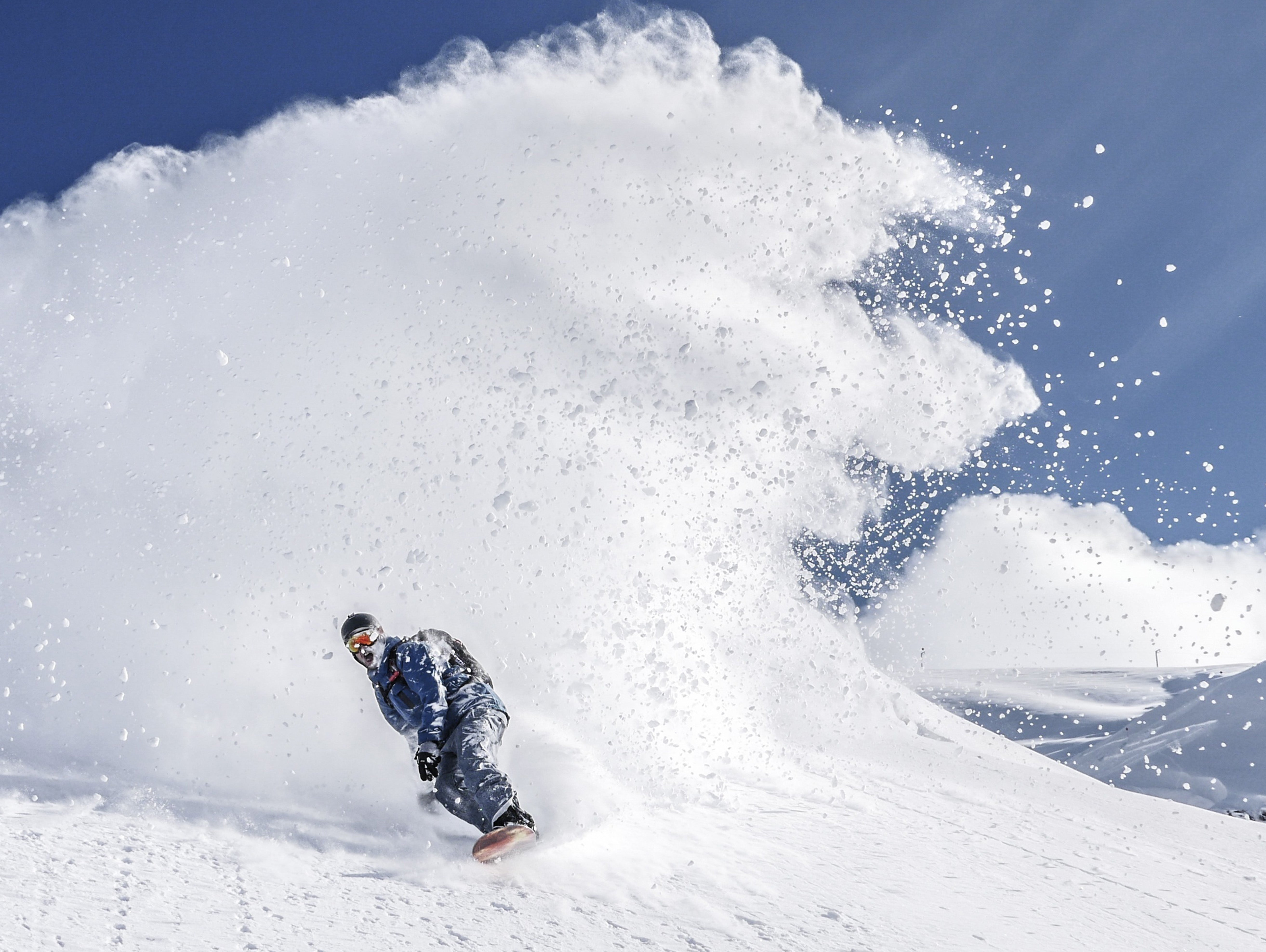Snowbording durch den Schnee - Wintersport