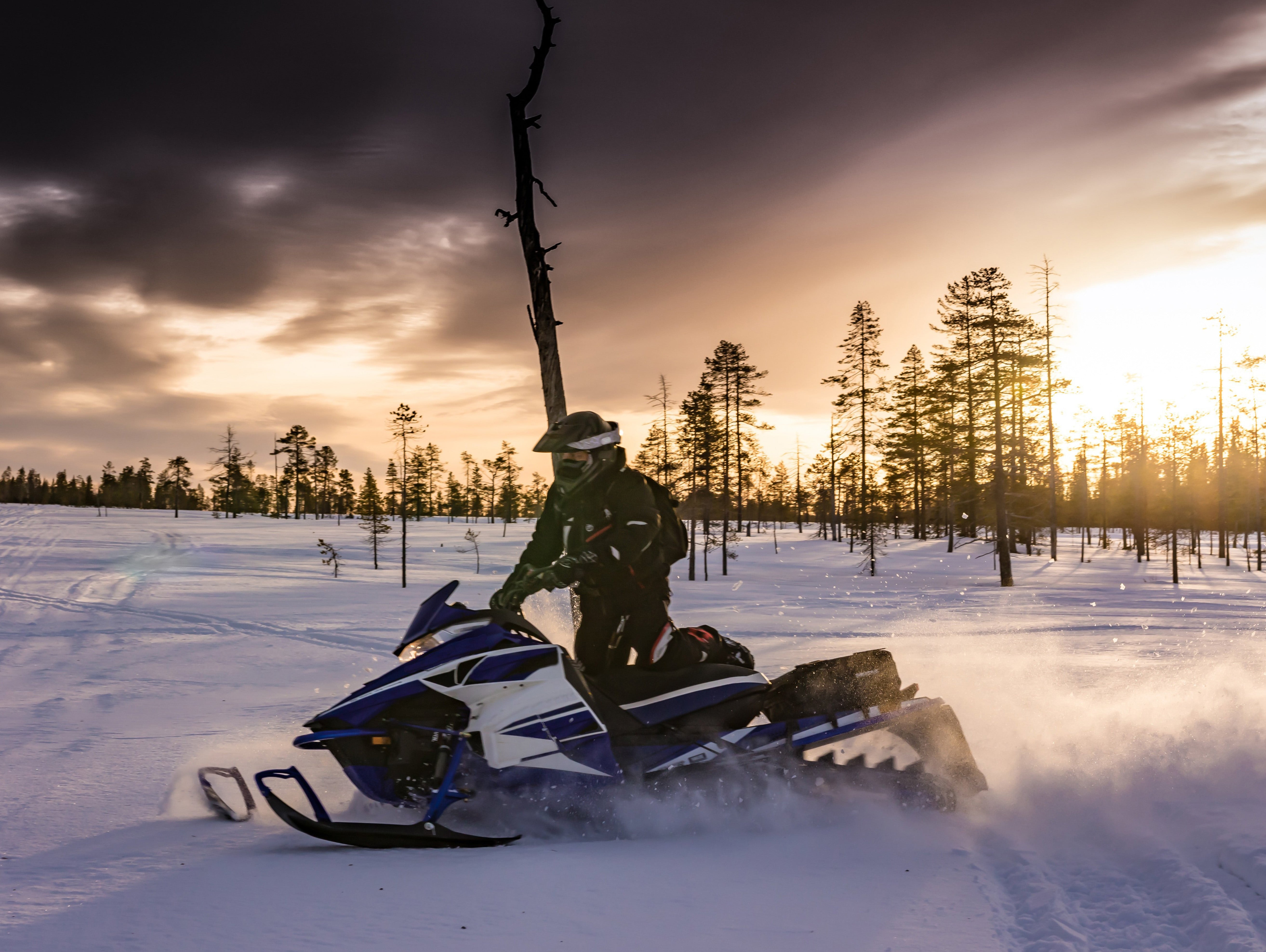 Winter Jetski Fährt im Schnee Peakride